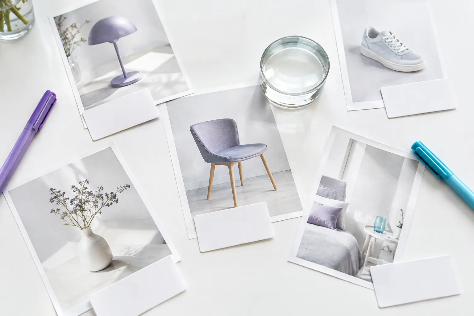 Table lumineuse couverte de photographies d’objets et d’étiquettes vierges, comme des textes alternatifs à générer avec l’IA